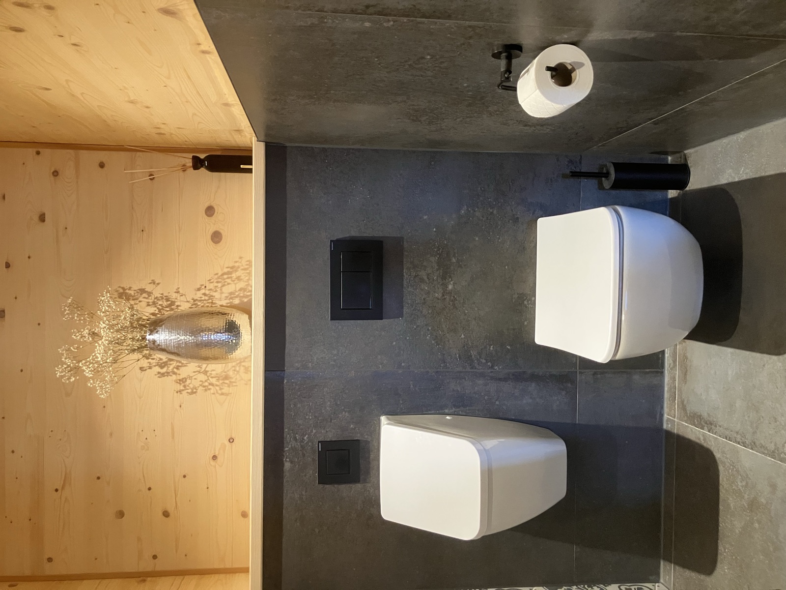 Gäste-WC mit Urinal, Wand-WC und Fliesen in Schieferoptik