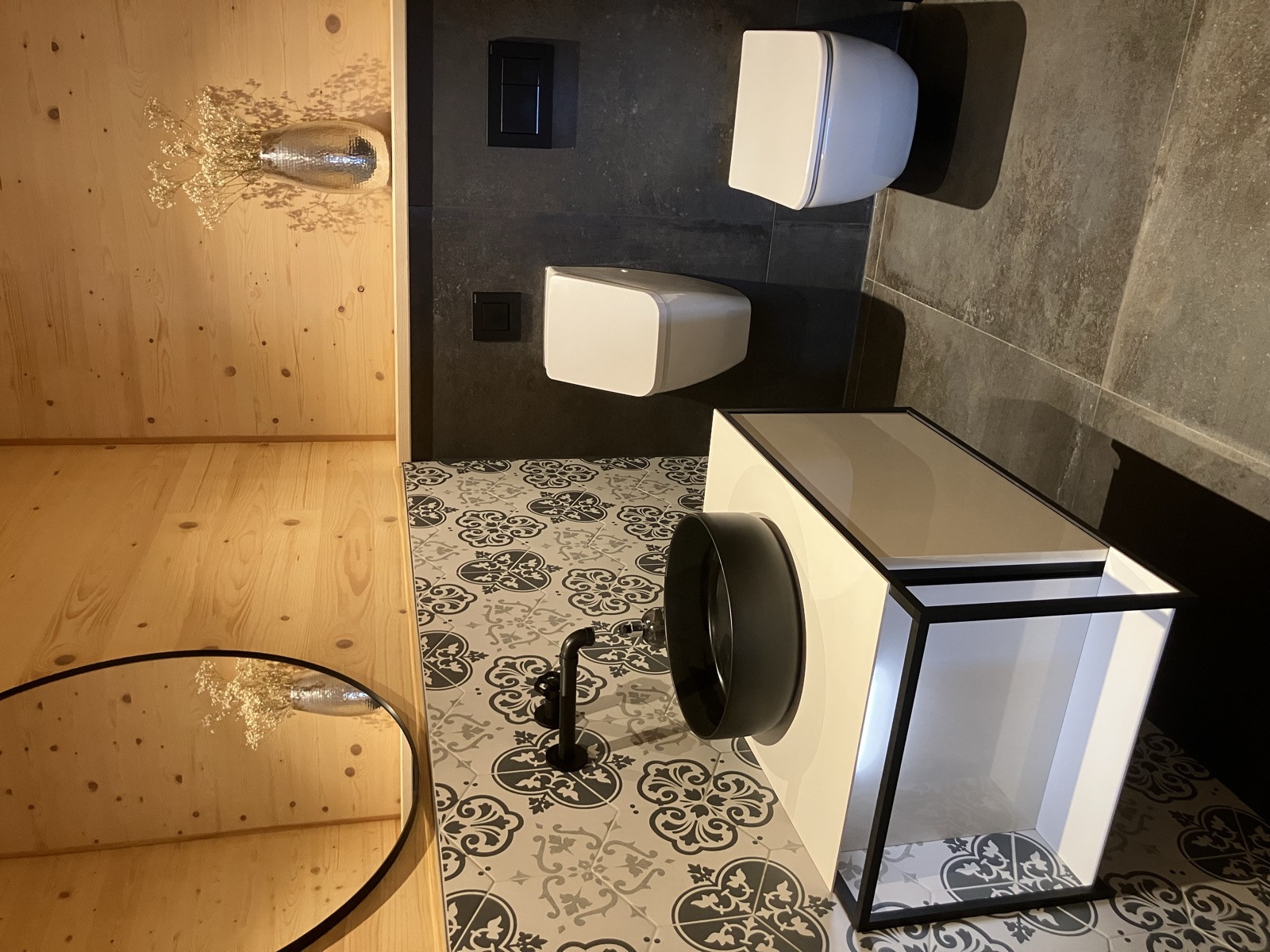 Fertig saniertes Gäste-WC mit Waschtisch und Musterfliesen