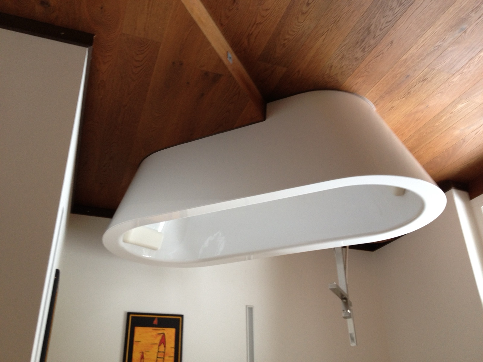 Freistehende Badewanne in einem fertigen Badezimmer