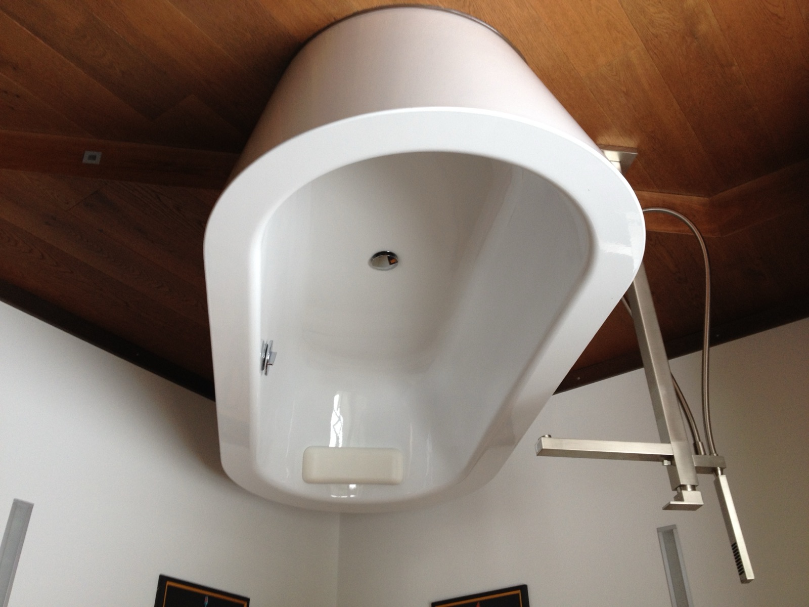 Badezimmer mit freistehender Wanne
