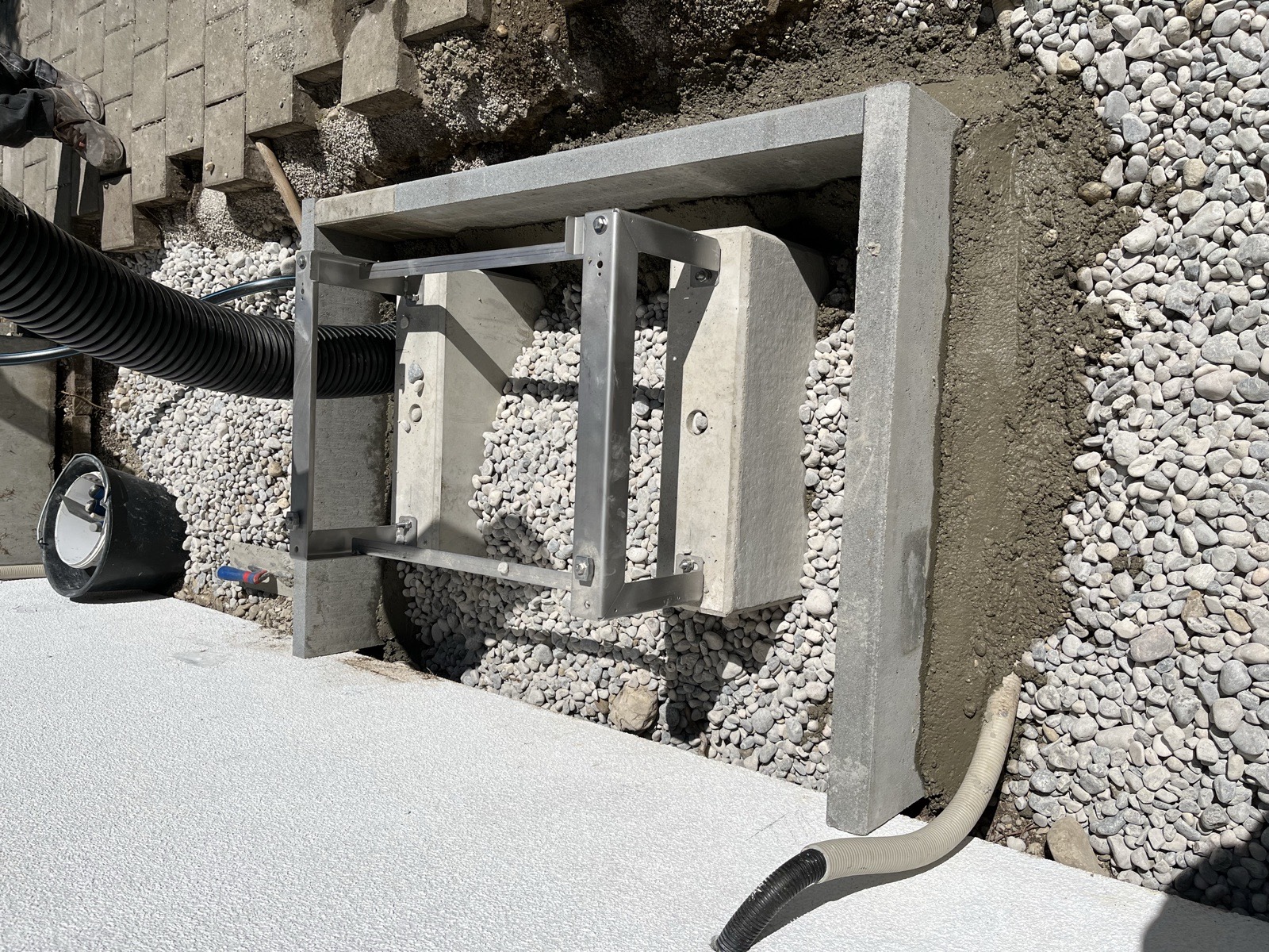 Montierte Wärmepumpe auf dem gesetzten Fundament