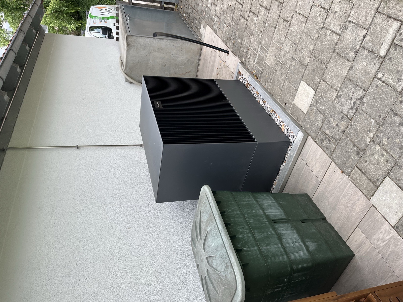 Monteur bei Wartungsarbeiten an einer Heizungsanlage